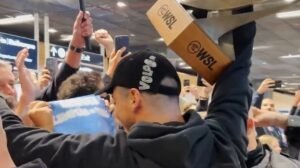 Yago Dora foi festejado por multidão de torcedores no Aeroporto de Florianópolis - Crédito: 