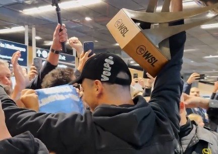 Yago Dora foi festejado por multidão de torcedores no Aeroporto de Florianópolis (foto: Divulgação/WSL)