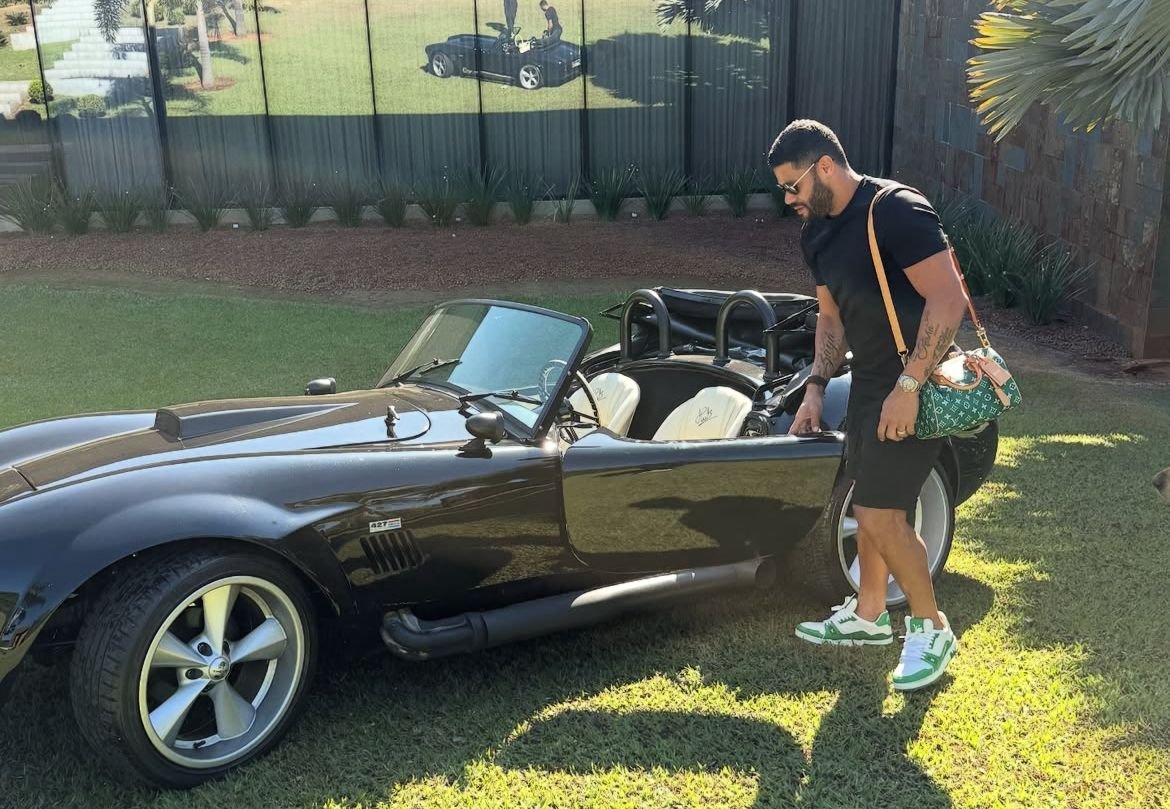 Atacante do Atlético, Hulk posa ao lado de conversível Shelby Cobra (foto: Divulgação/Instagram/Hulk)