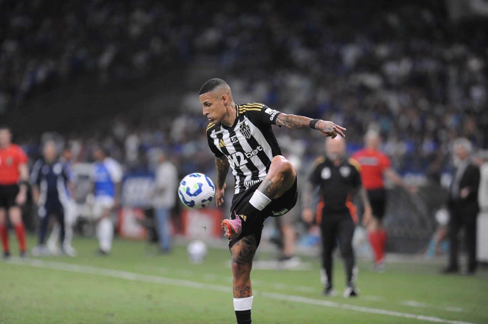 Guilherme Arana domina bola durante clássico entre Cruzeiro e Atlético na Copa do Brasil (foto: Alexandre Guzanshe/EM/D.A. Press)