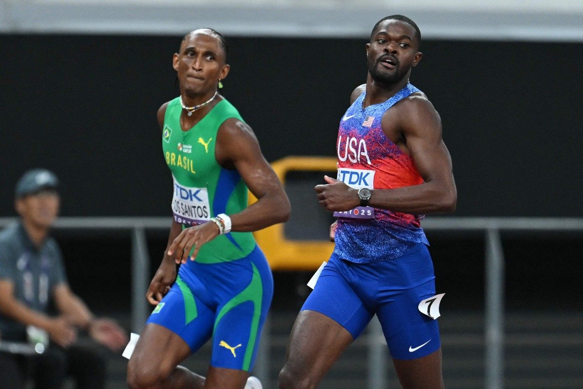 Alison dos Santos e Rai Benjamin durante o Mundial de Atletismo (foto: Andrej ISAKOVIC/AFP)