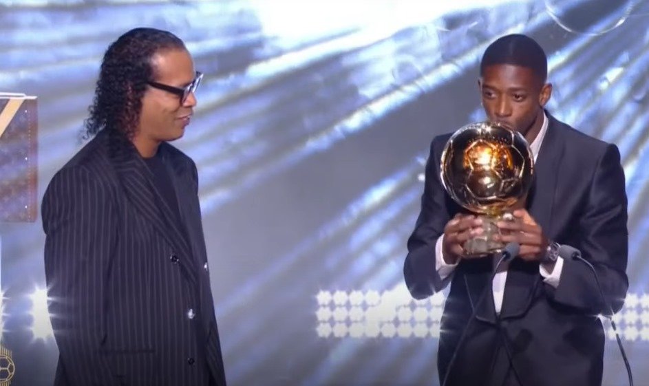 Ronaldinho Gaúcho, ídolo do Atlético, ao lado de Ousmane Dembelé, do Paris Saint-Germain (foto: Reprodução/YouTube/TNT Sports)