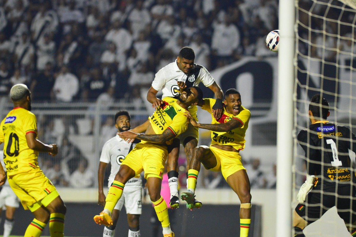 Lance do jogo entre Ponte Preta e Brusque pela Série C (foto: Júlio César Costa/Especial PontePress)