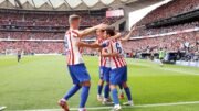 Jogadores do Atlético de Madrid comemoram gol contra o Real (foto: Oscar DEL POZO / AFP)
