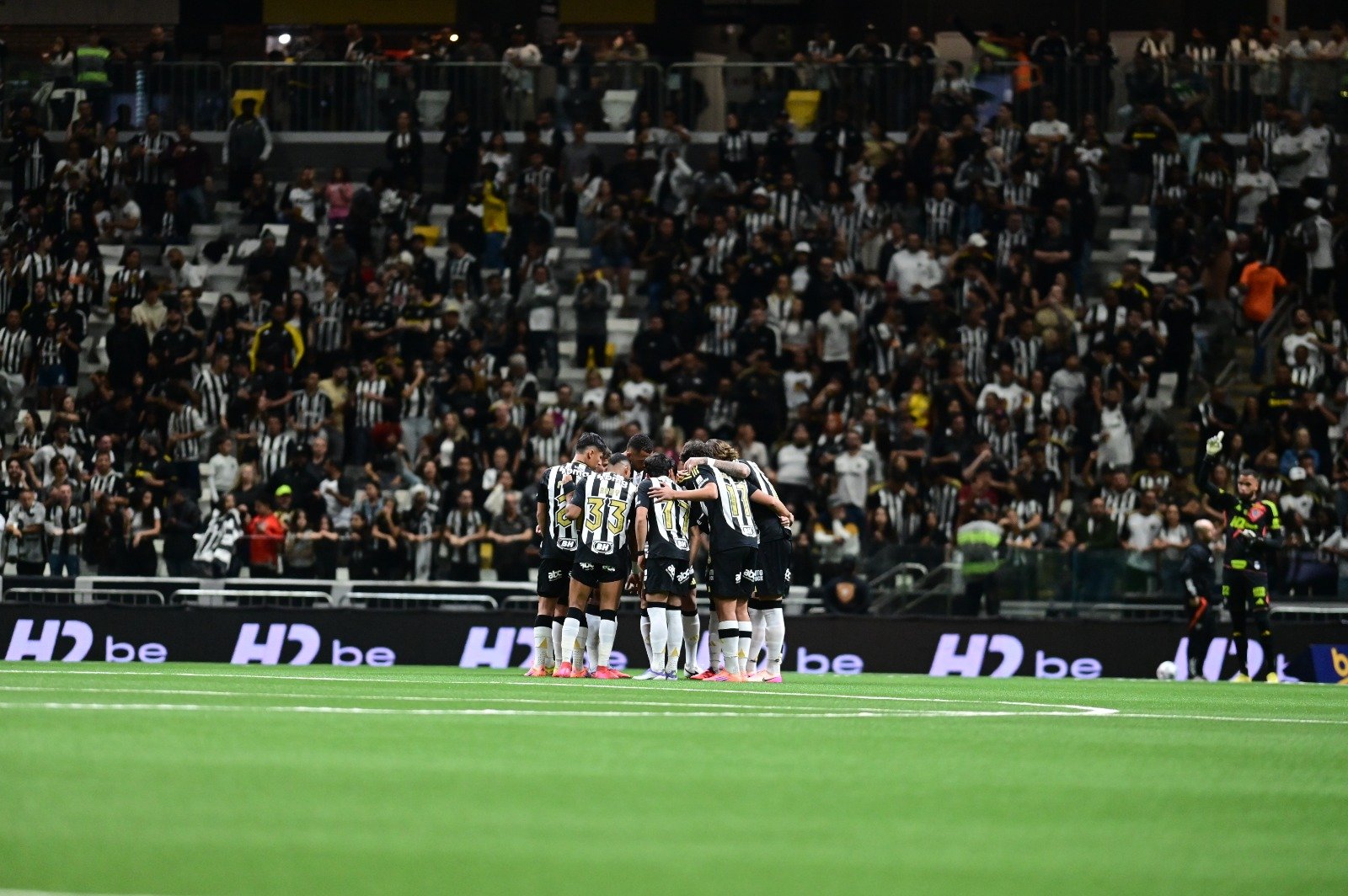 Time do Atlético reunido diante de torcedores na Arena MRV, antes de confronto contra o Mirassol (foto: Leandro Couri/EM/D.A. Press)