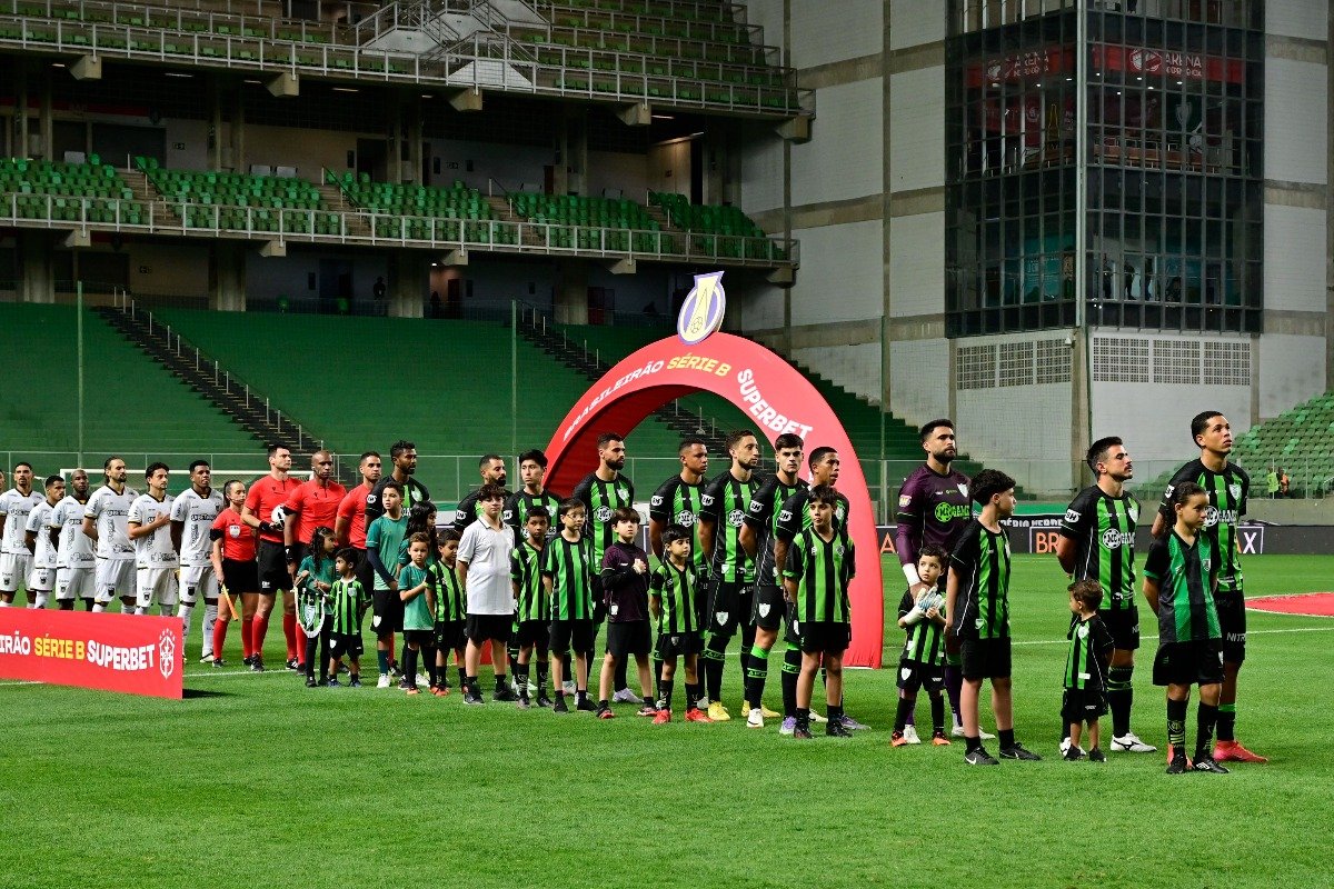 Jogadores do América no Independência (foto: Mourão Panda / América)