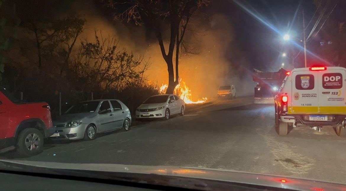 Incêndio em rua próxima à Arena MRV, estádio do Atlético (foto: Lucas Bretas/No Ataque)