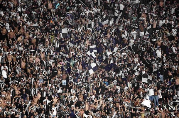 Torcedores do Botafogo foram suspensos por terem acendido sinalizadores em princípio de incêndio no Nilton Santos (foto: Vitor Silva/Botafogo)