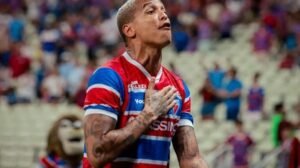 Deyverson em ação pelo Fortaleza no Brasileirão 2025 - Crédito: 