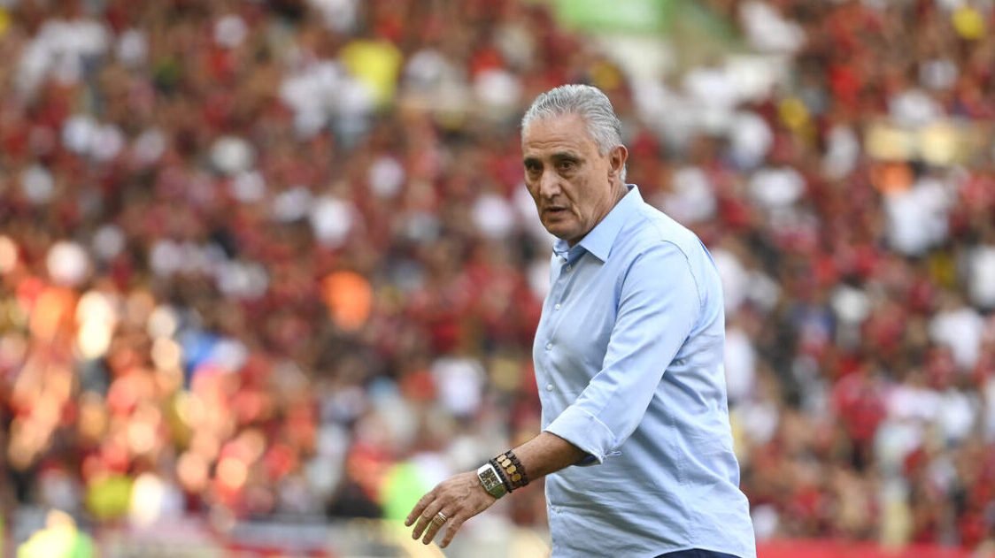 Tite caminhando pelo campo (foto: Foto: Marcelo Cortes/CRF)