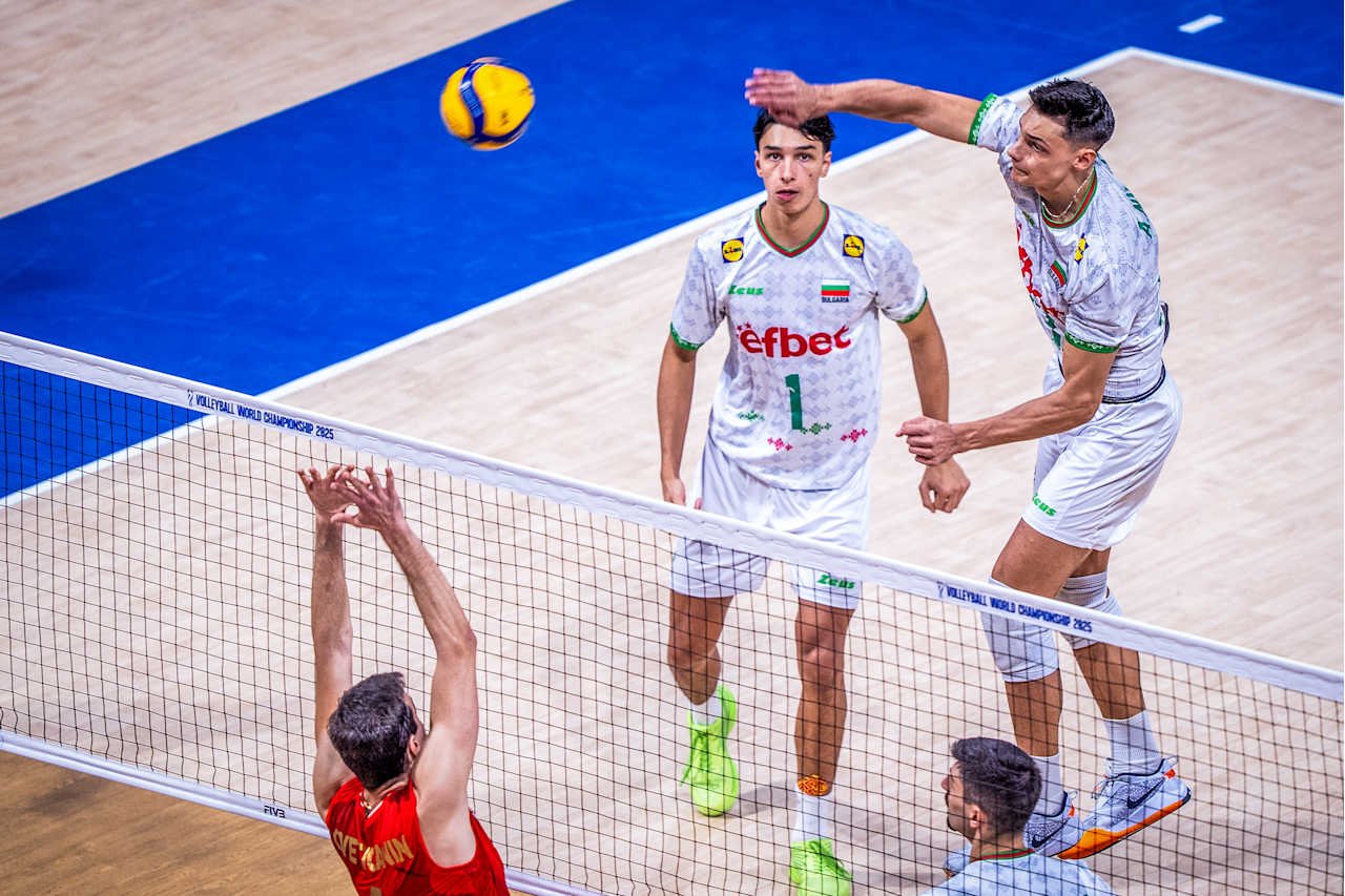 Irmãos 'joias' do vôlei mundial, Aleksandar Nikolov (que ataca a bola) e Moni Nikolov (que observa o lande) têm brilhado no Mundial - (foto: Divulgação/FIVB)