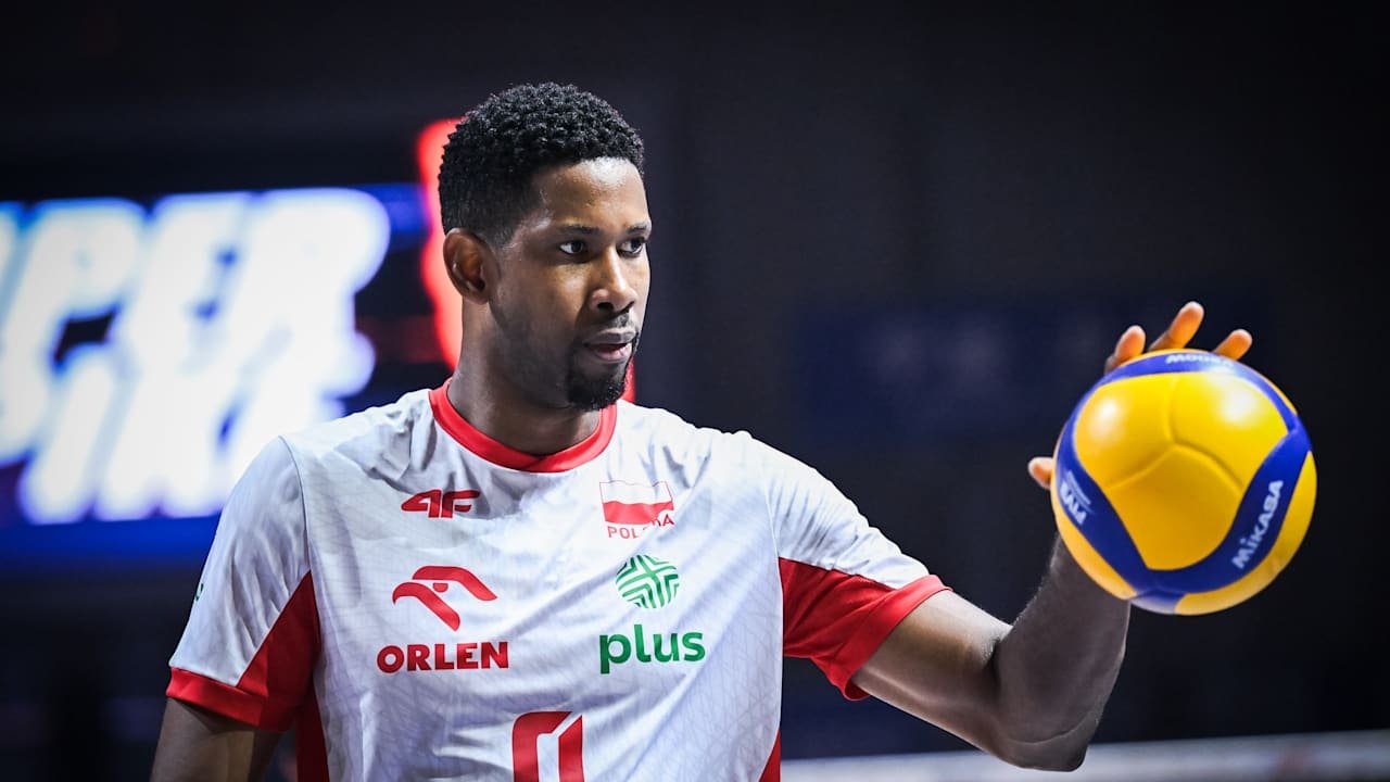 Jogador da Polônia encosta na bola de vôlei (foto: Divulgação/FIVB)