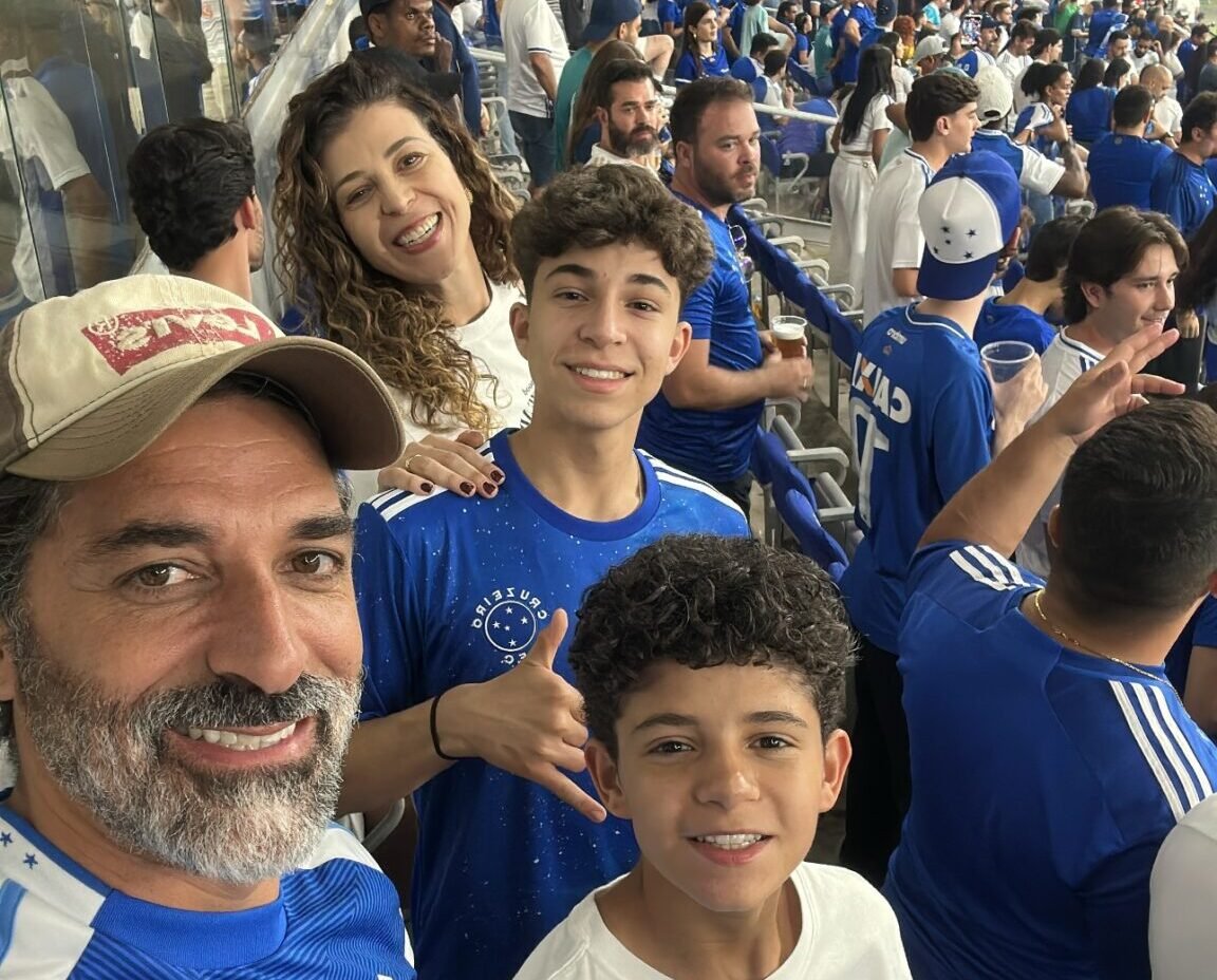Filipe Ferraz e família em jogo do Cruzeiro no Mineirão - (foto: Reprodução)