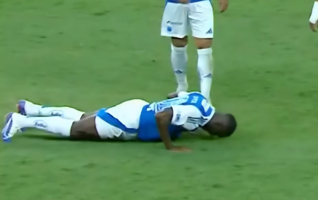 Bolasie fez flexão em Cruzeiro x Bragantino (foto: Reprodução)