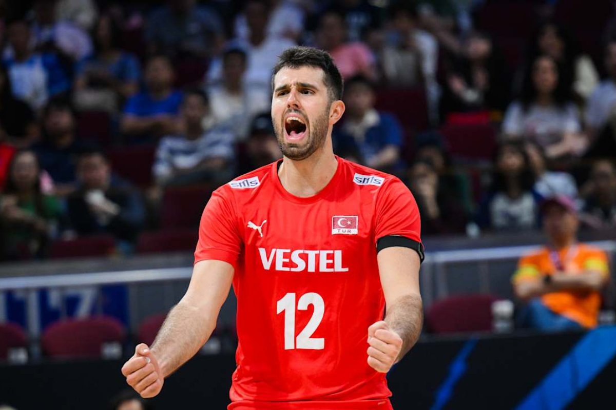 Adis Lagumdzija, da Turquia, comemora ponto no jogo que levou a Turquia às quartas (foto: Divulgação/FIVB)