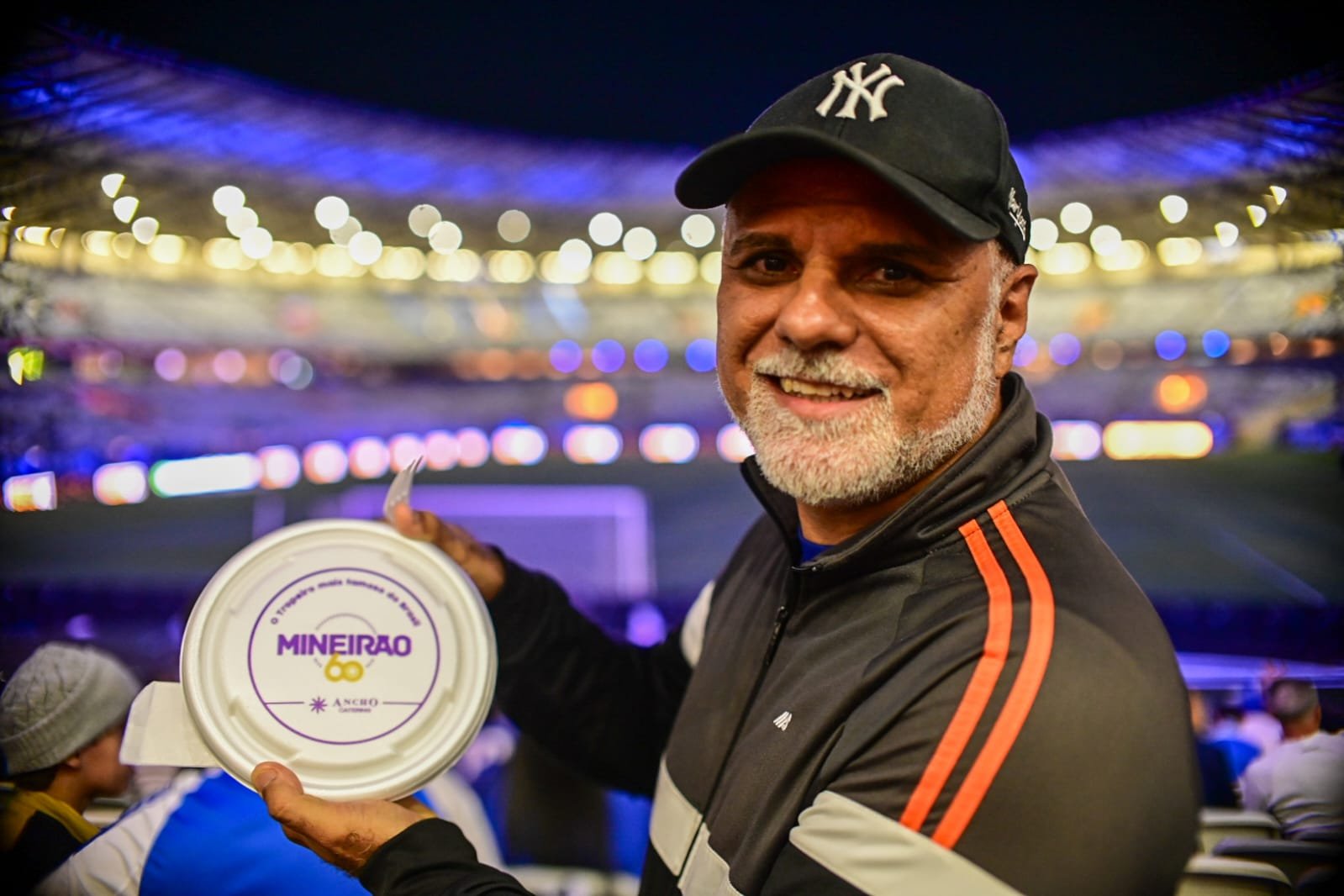 Torcedor segura embalagem de tropeiro - (foto: Leandro Couri/Estado de Minas)