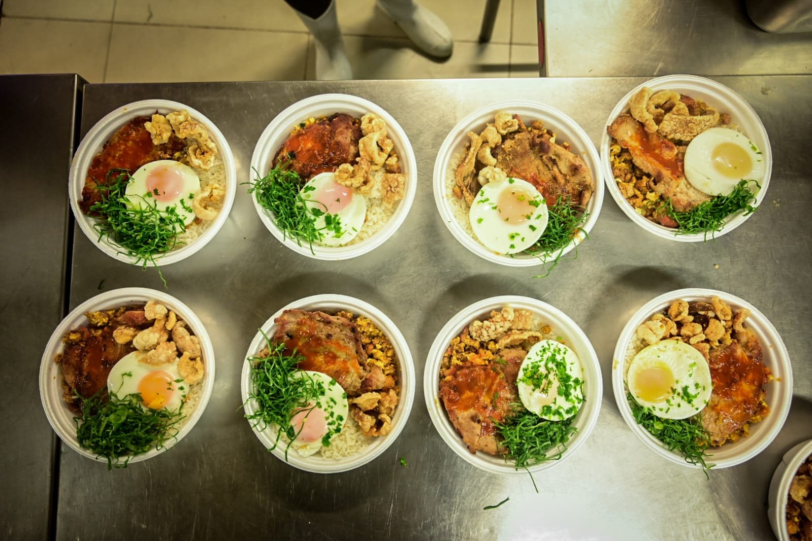 Oito tropeiros distribuídos em uma mesa de alumínio - (foto: Leandro Couri/Estado de Minas)