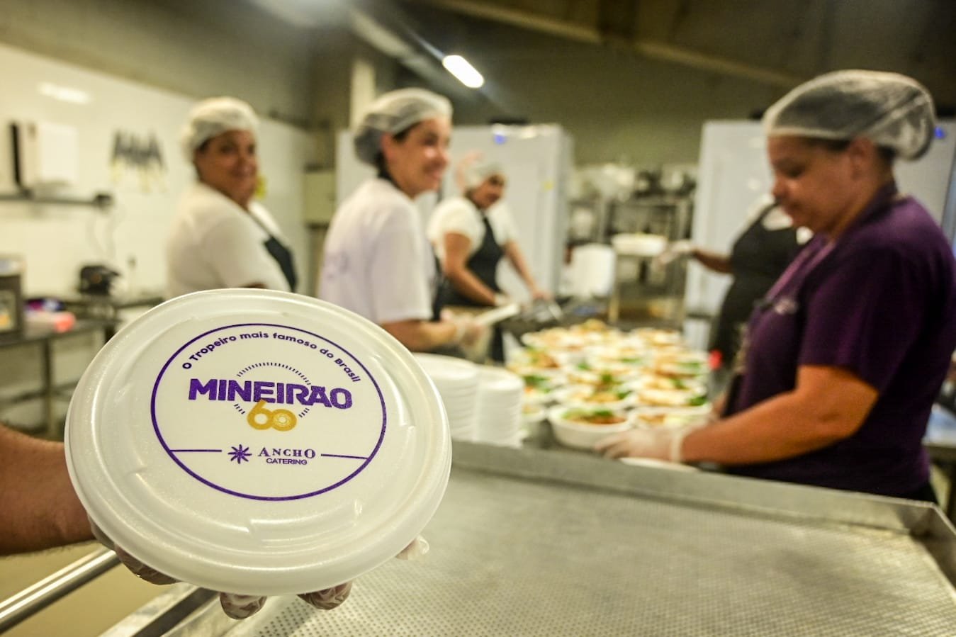 Cozinha industrial e funcionários fazendo tropeiro (foto: Leandro Couri/Estado de Minas)