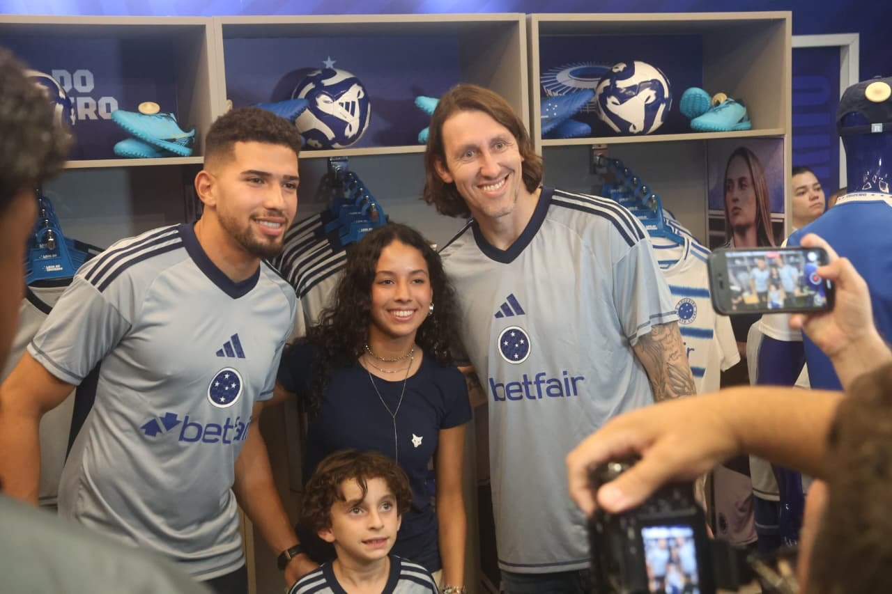 Léo Aragão e Cássio atendem fãs na loja do Cruzeiro no Mineirão
