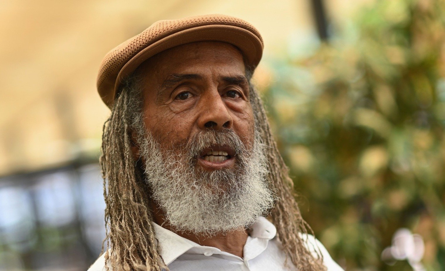 Allan Cole de boina e camisa branca (foto: Angela Weiss/AFP)