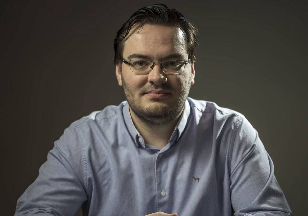 Jornalista com camisa social (foto: Divulgação/Rodrigo Capelo)