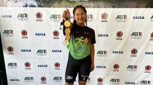 Duda Porto segura medalhas - Crédito: 