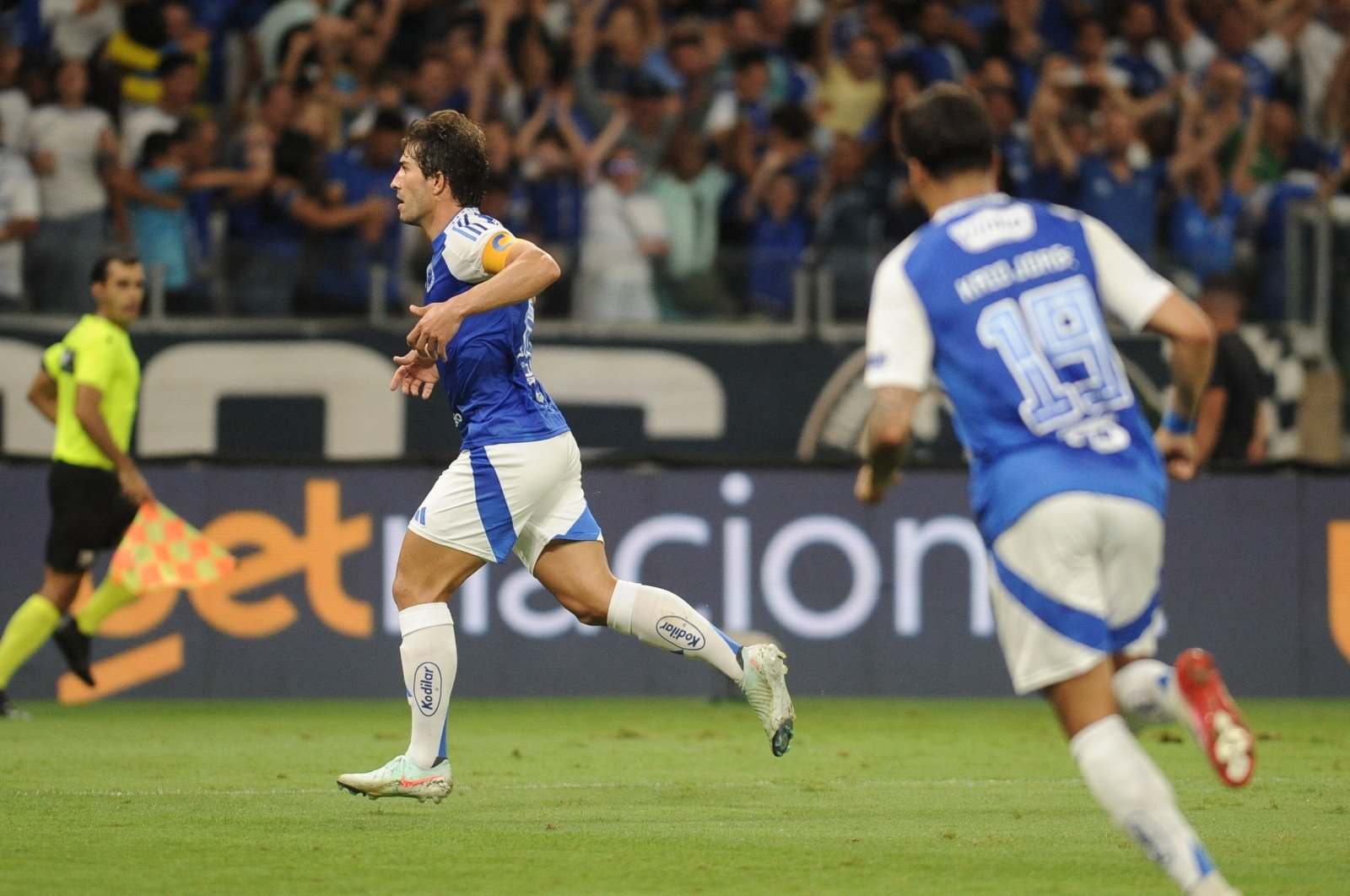 Volante do Cruzeiro, Silva comemora gol diante do Bragantino - (foto: Alexandre Guzanshe/EM/D.A Press)