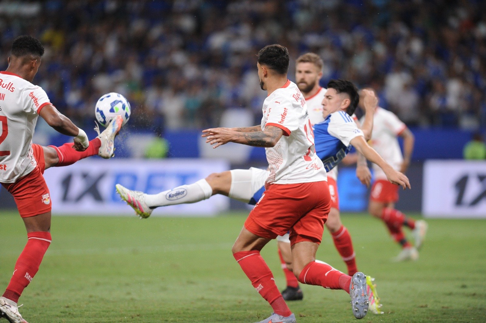 Zagueiro Villalba em Cruzeiro x Bragantino (foto: Alexandre Guzanshe/EM/D.A Press)