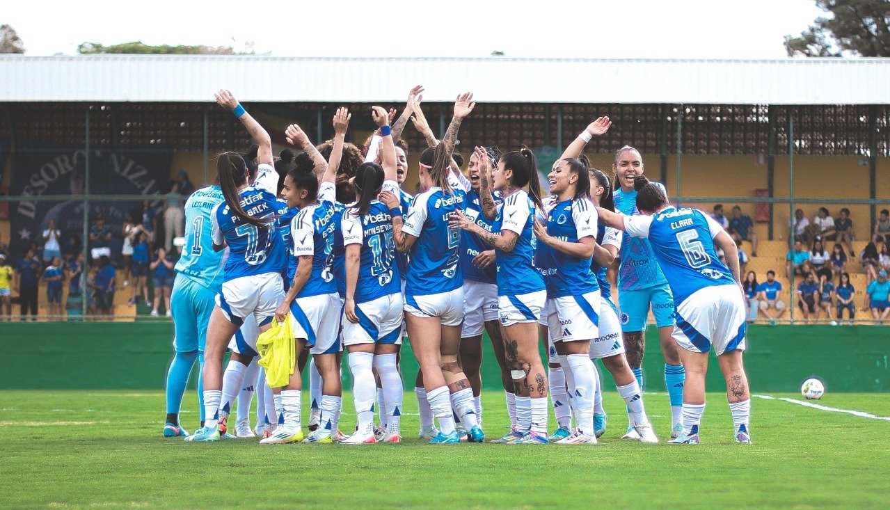 Torcedores do Cruzeiro unidas em comemoração (foto: Gustavo Martins/ Cruzeiro)