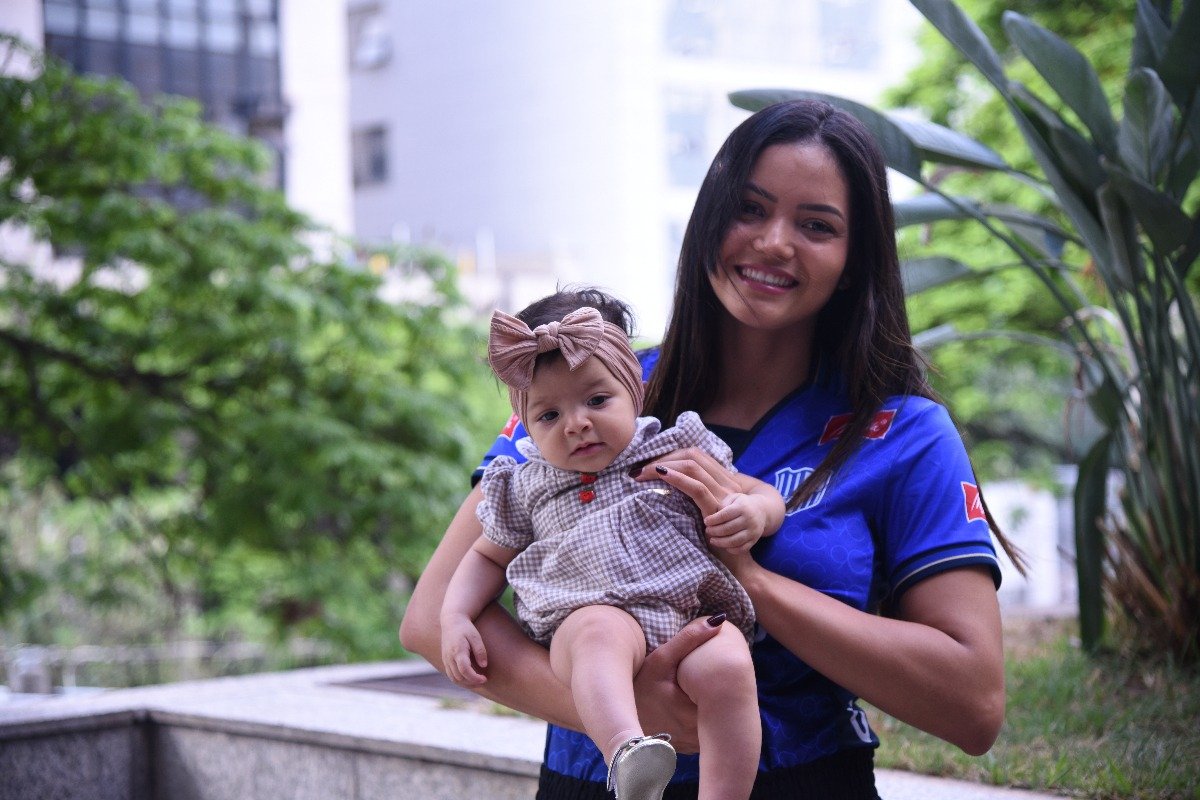 Nyeme, líbero do Minas, com a filha, Antonella (foto: Gladyston Rodrigues/EM/D.A Press)