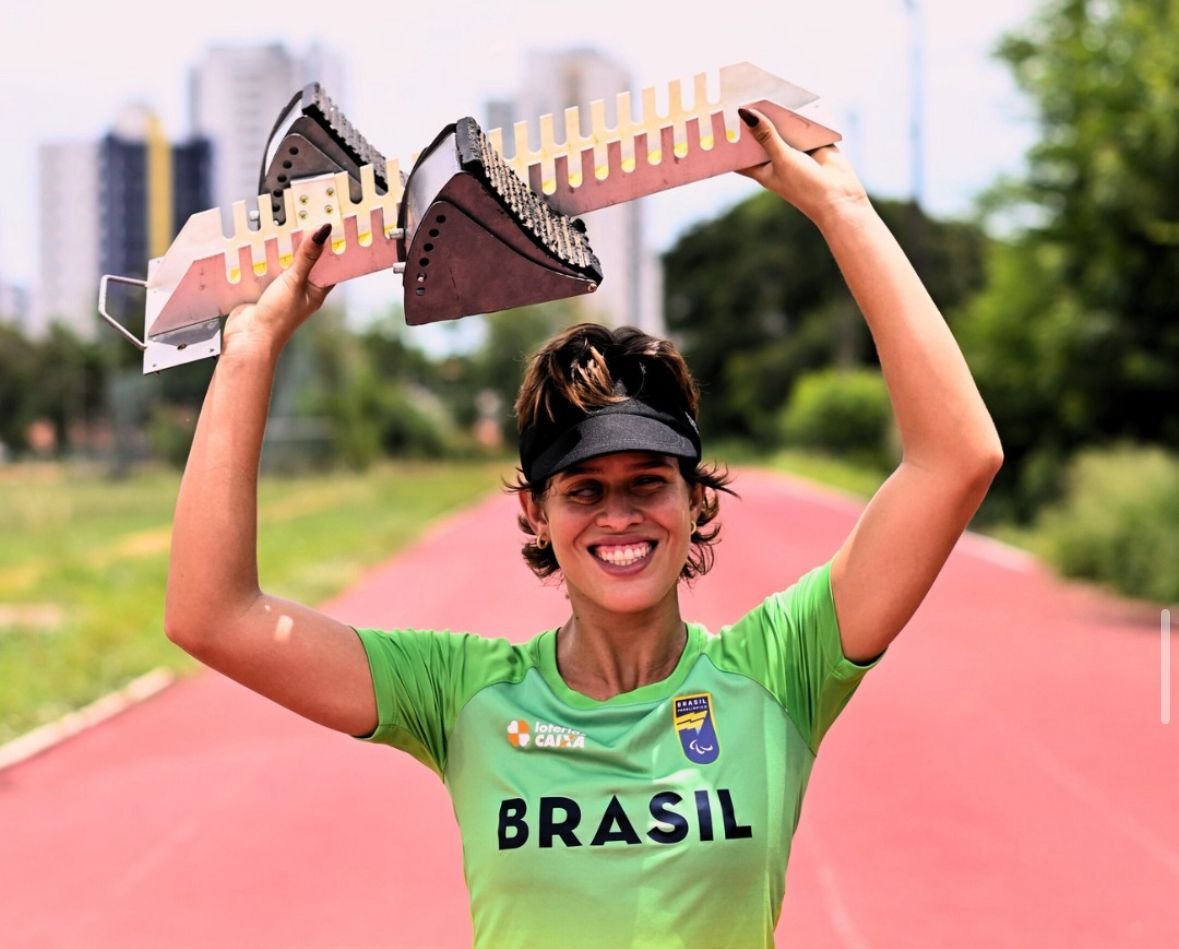 Atleta expressa felicidade em pista de atletismo (foto: Divulgação/Thalita Simplício)