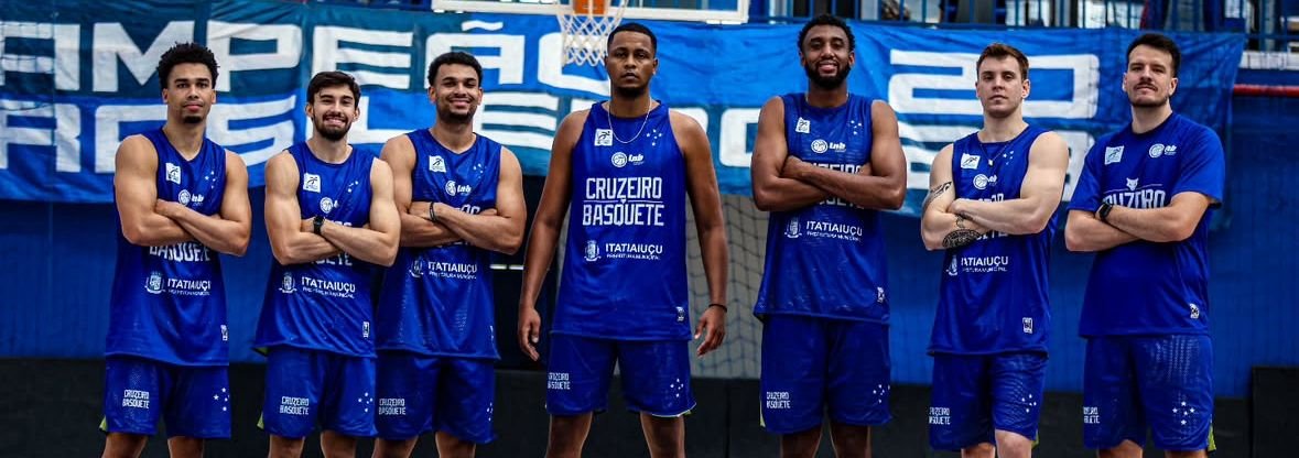 Jogadores do Cruzeiro Basquete em fila (foto: Divulgação/Cruzeiro Basquete)