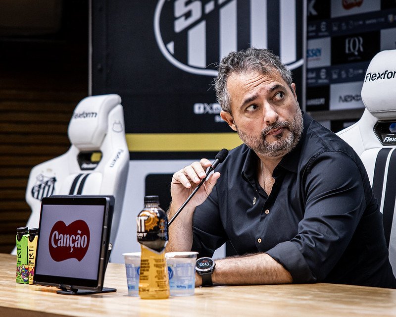 Alexandre Mattos em coletiva no Santos (foto: Raul Baretta/Santos)