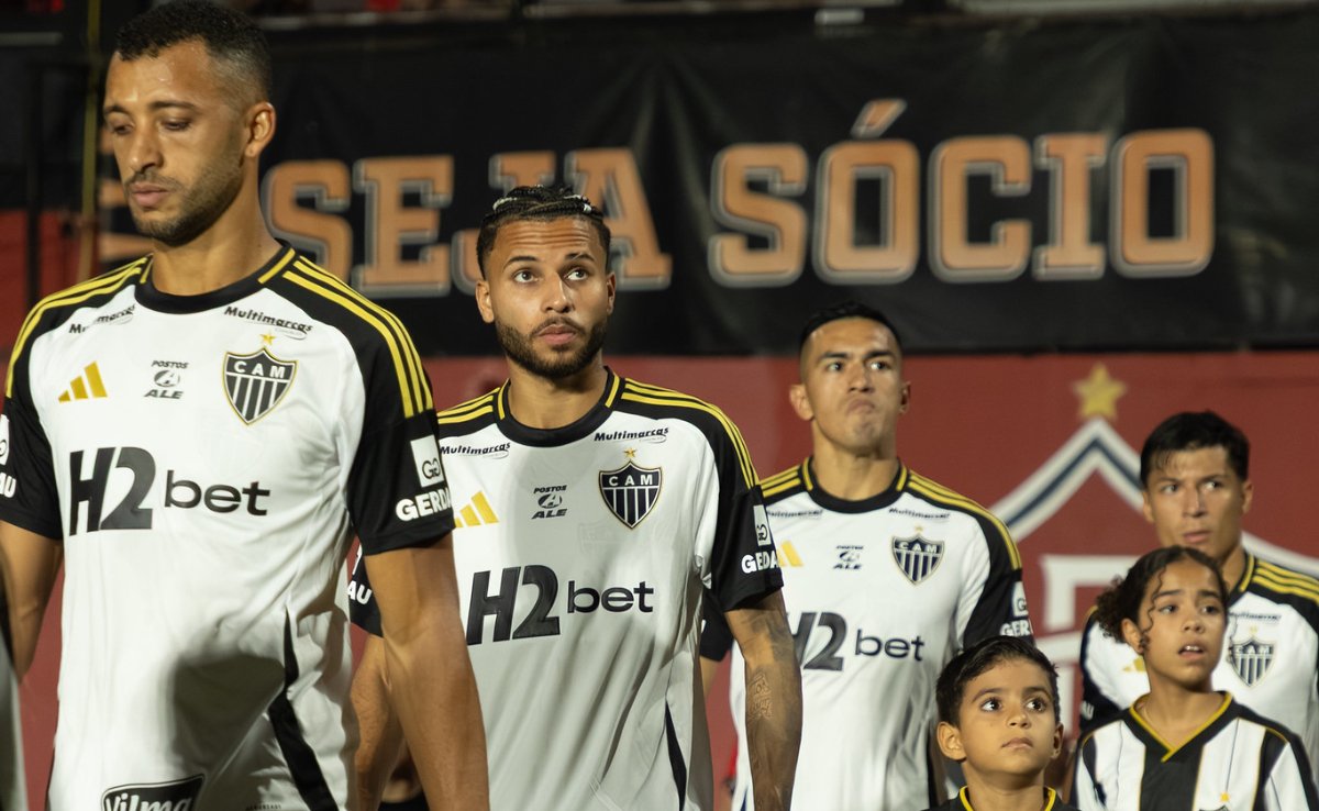 Alexsander (o segundo da esquerda para a direita) entra em campo pelo Atlético para jogo contra o Vitória (foto: Pedro Souza/Atlético)