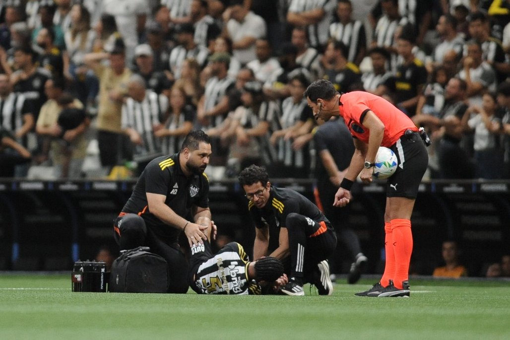 Alexsander é atendido por médicos do Atlético durante jogo contra o Bolívar - (foto: Alexandre Guzanshe/EM/DA.Press)