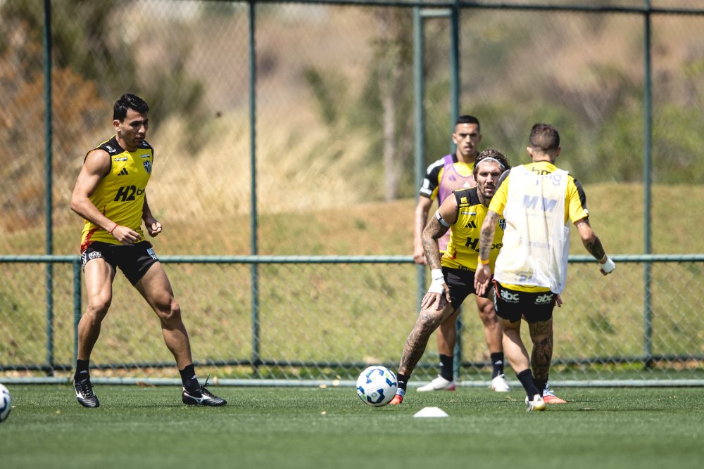 Junior Alonso (à esquerda) e Lyanco (à direita) observam passe de Bernard durante treinamento do Atlético (foto: Pedro Souza/Atlético)
