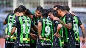 Jogadores do América reunidos antes de jogo pela Série B - Crédito: 