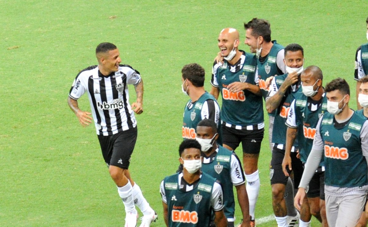 Arana comemora gol com jogadores do Atlético na primeira 
