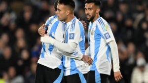 Jogadores da Argentina celebram gol pelas Eliminatórias - Crédito: 
