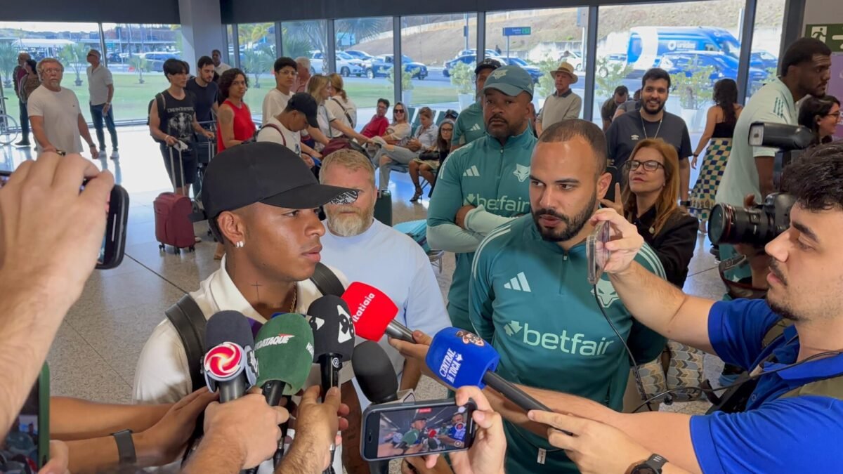 Novo atacante do Cruzeiro, Arroyo desembarcou no Aeroporto Internacional de Belo Horizonte nesta segunda-feira (1/9) (foto: Sofia Cunha/EM/D.A Press)