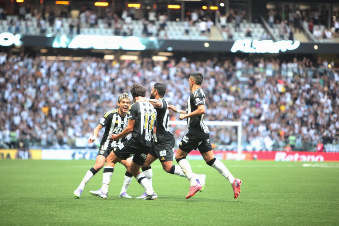 Jogadores do Atlético comemoram gol contra o Santos, pelo Campeonato Brasileiro, na Arena MRV (foto: Edésio Ferreira/EM/D.A. Press)