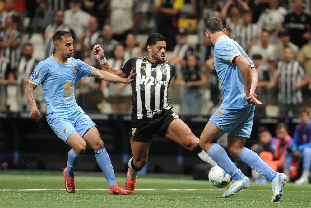 Hulk em disputa de bola em Atlético x Bolívar - (foto: Alexandre Guzanshe/EM/DA.Press)