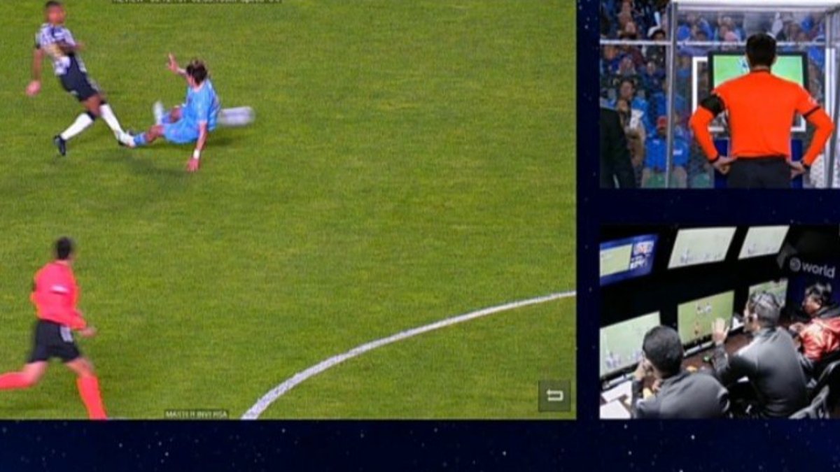 Gariglio foi expulso após ida do juiz ao VAR por entrada forte em Caio Paulista (foto: Reprodução/ESPN)