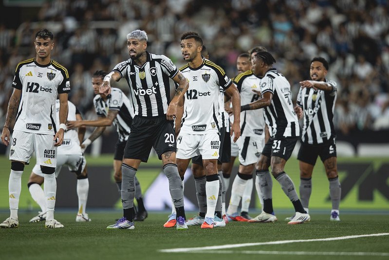 Jogadores de Atlético e Botafogo (foto: Pedro Souza/Atlético)