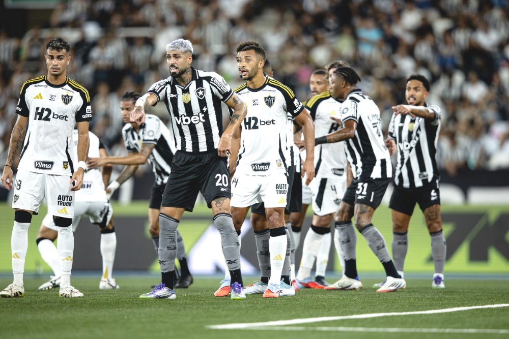 Jogadores do Atlético se preparam para lance de bola aérea em jogo contra o Botafogo (foto: Pedro Souza/Atlético)