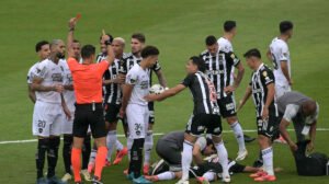 Facundo Tello expulsa Gregore, do Botafogo, em final da Libertadores que teve o Atlético como vice-campeão em 2024 - Crédito: 