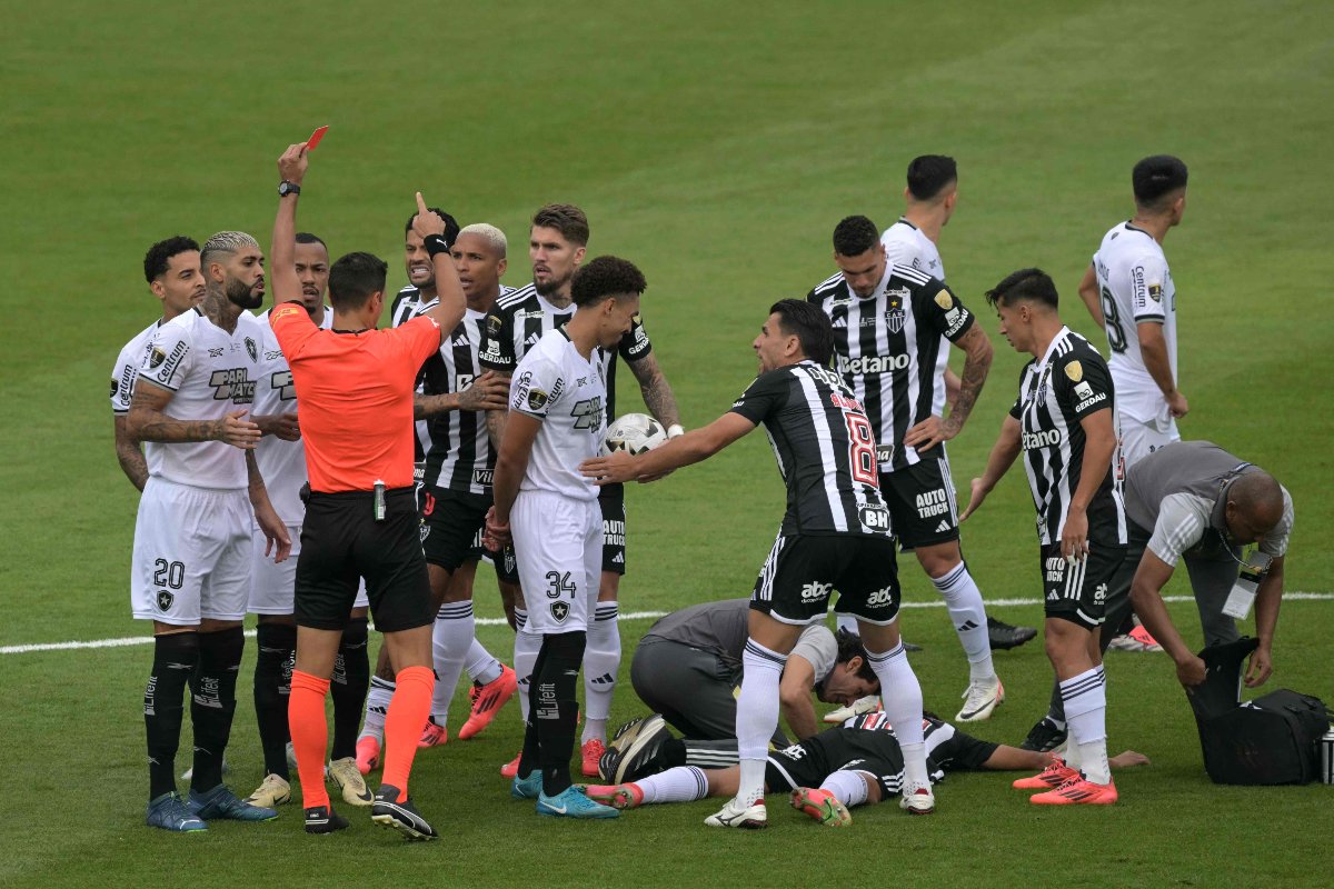 Facundo Tello expulsa Gregore, do Botafogo, em final da Libertadores que teve o Atlético como vice-campeão em 2024 (foto: Juan Mabromata/AFP)