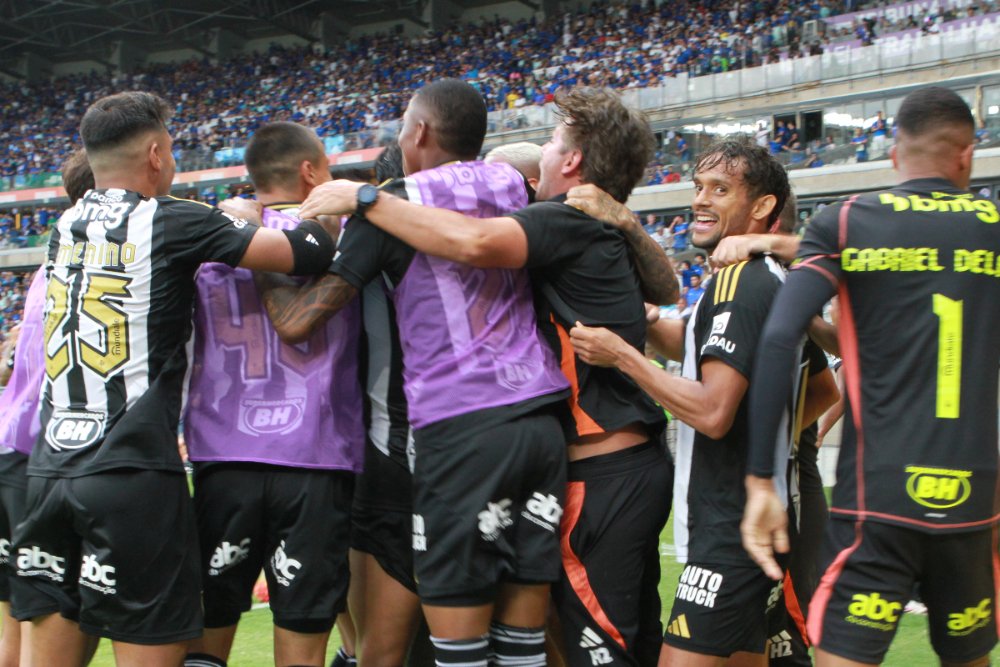 Jogadores do Atlético comemoram gol sobre o Cruzeiro no Mineirão (foto: Edesio Ferreira/EM/DA.Press)