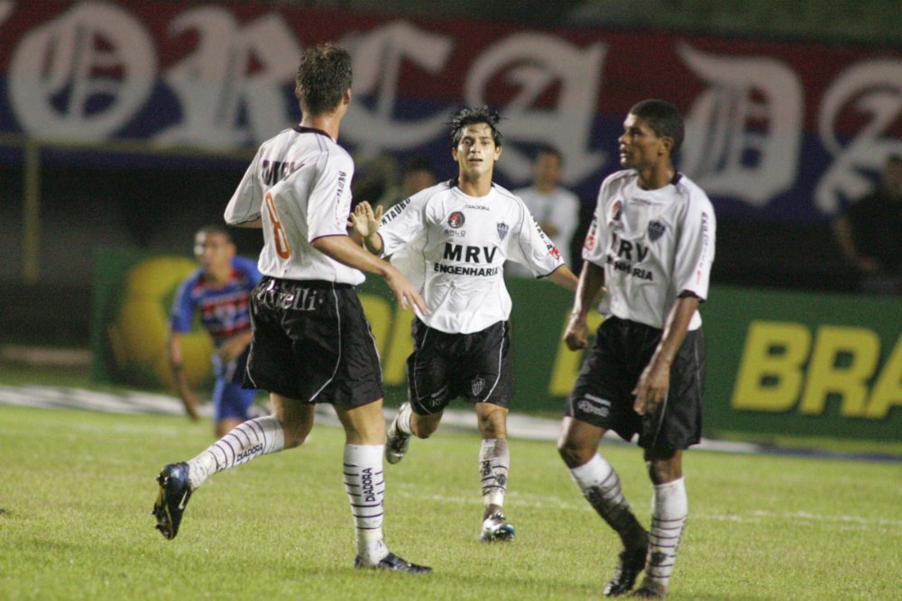 Jogadores do Atlético comemoram gol sobre o Fortaleza, na Copa do Brasil de 2006 (foto: Arquivo EM)