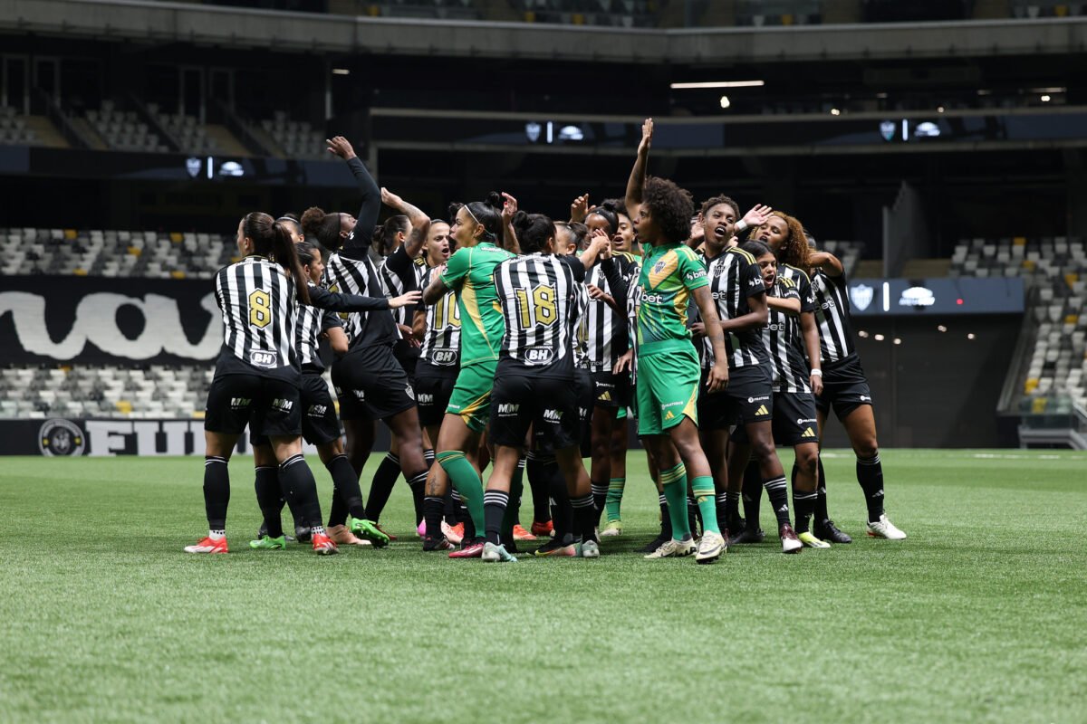 Time do Atlético Feminino reunido antes de jogo (foto: Daniela Veiga / Atlético)